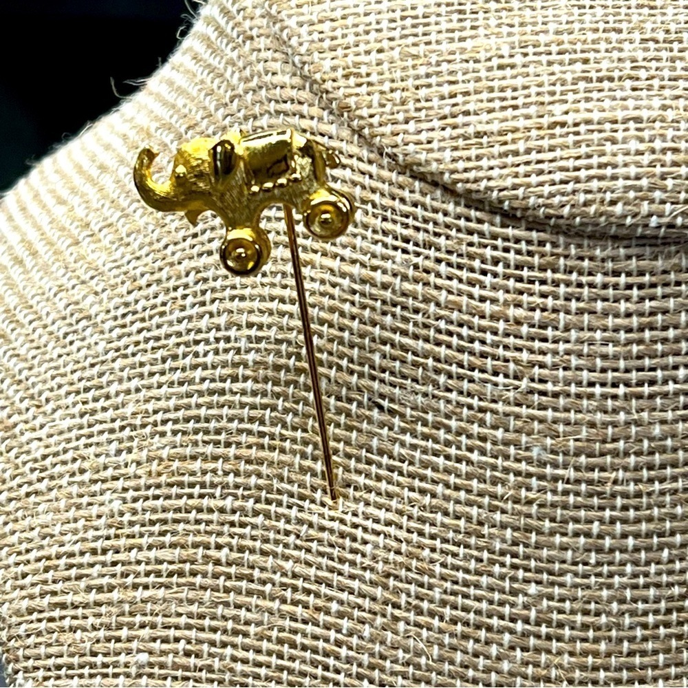 Vintage Trifari Gold toned Circus Elephant Stick Hat Pin